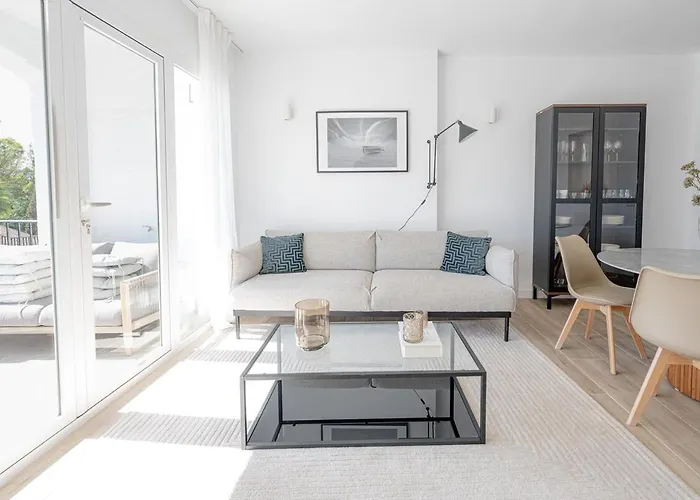 Modern Oasis In Nueva Andalucia 아파트 *